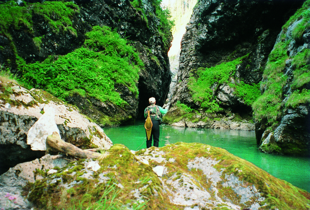 Fliegenfischer in einer engen Schlucht des Lechs